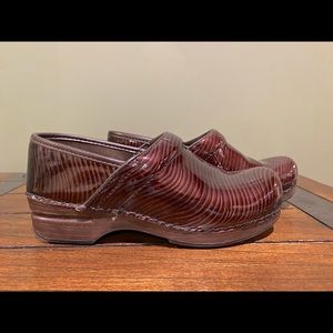 Dansko XP 38 7.5 Brown Striped Patent Leather Clogs Slip Resistant